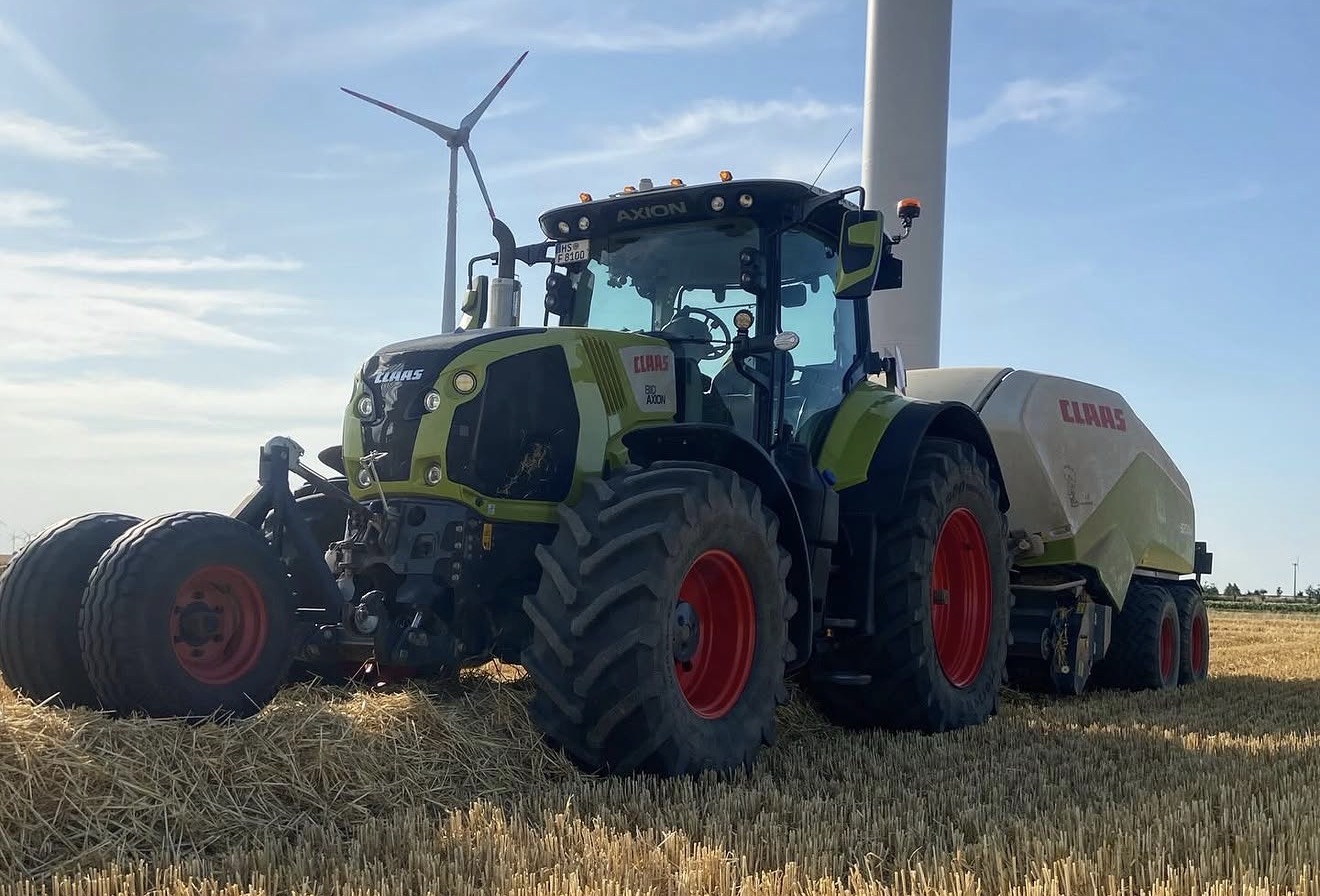 Agrardienstleistungen Frenken – Feldarbeit mit dem Traktor